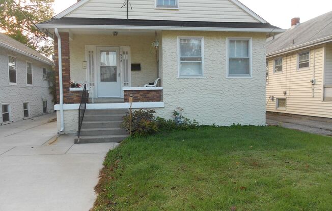 Cozy  2 Bedroom Home off Poplar Level