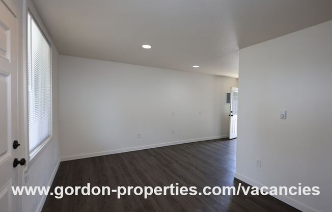 SE Arista Dr - 2 bedroom unit in the heart of Oak Grove