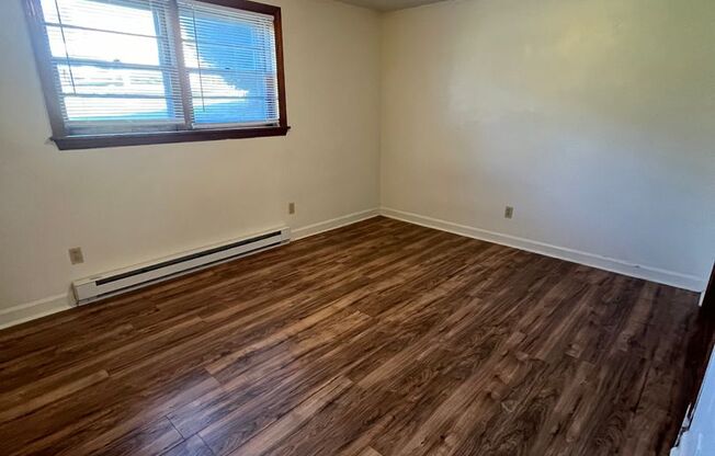 2 beds, 1 bath, 903 sqft, $1,140, Unit M-10