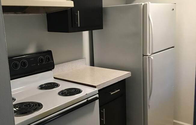 Studio, 1 bath, 475 sqft, $929, Unit 11