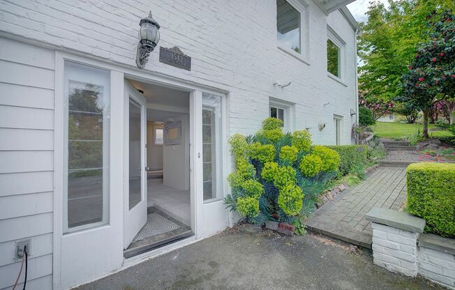3 bedroom 2.5 View Property Beach Access  Seattle House