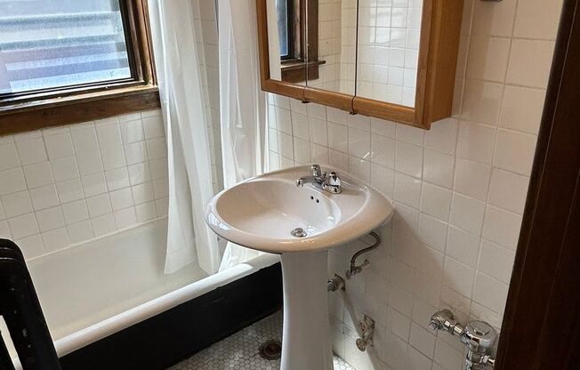 Studio, 1 bath, 320 sqft, $1,325, Unit 225-211