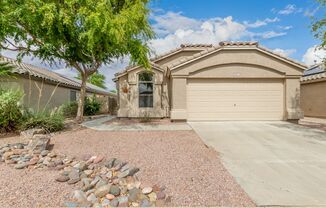 Charming 3 bedroom 2 bathroom home in Litchfield Park!