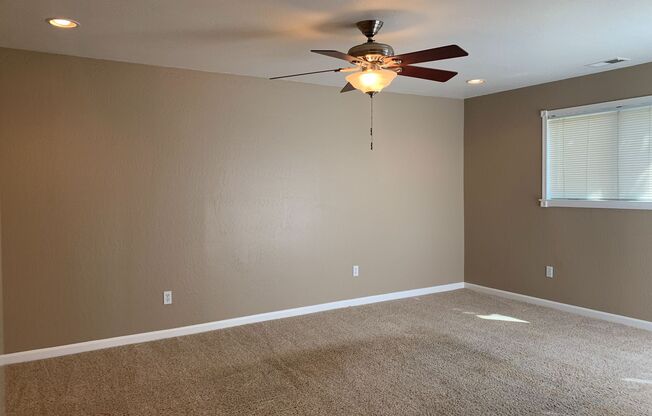 Spacious 3 Bedroom 2 Bath Home in Arden Arcade Mid-late November Move in !