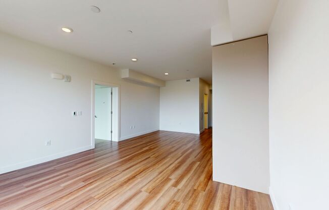 1 bed, 1 bath, 742 sqft, $2,595, Unit 323