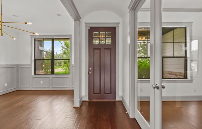 Timeless Elegance in Oak Forest: A Stylish Blend of Tradition and Modernity Awaits in This Charming Home!