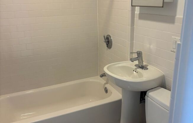 2 beds, 2 baths, 690 sqft, $2,400, Unit 109 Summer #116