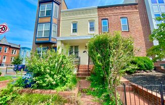 Chic Shaw Townhouse 2bd/2.5 bath with Decorative Fireplace and Private Patio