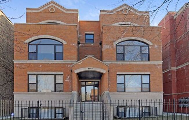 GIGANTIC WICKER PARK 2 AND 3 BEDROOM APARTMENTS