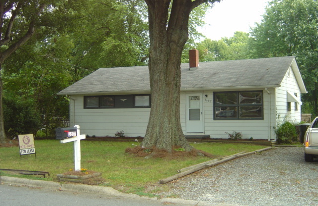 3 BR House w/ Fenced Yard and Convenient to I-40