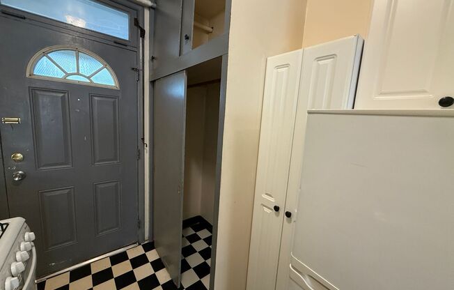 Studio, 1 bath, $700, Unit 3