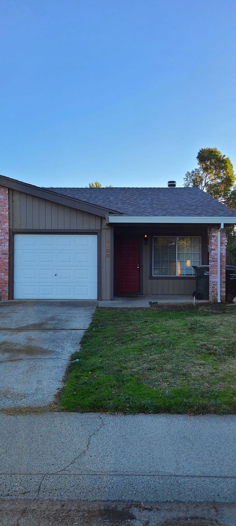 Great 2 bd / 1 bth Duplex w/ separate backyard