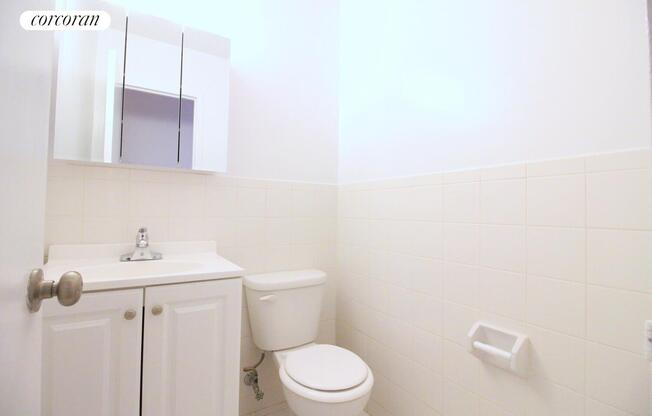 3 beds, 1.5 baths, $8,900, Unit 11G
