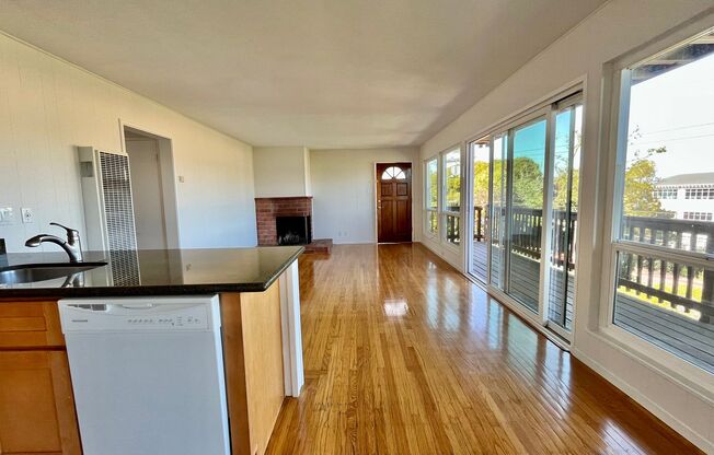 Water Views!!!! 2 Beds with amazing walk score in Sausalito with Parking