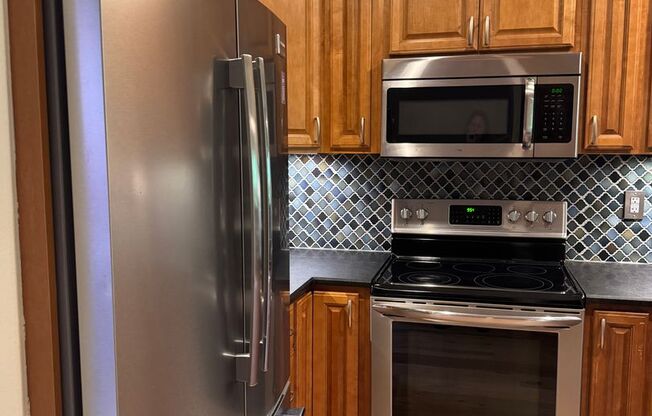 Gorgeous Townhome with W/S/G AND Gas!
