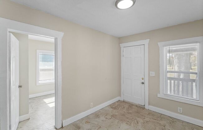 Cute 2bdrm/1bath house with large fenced yard Section 8 OK**