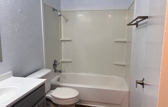 3 beds, 1 bath, $950