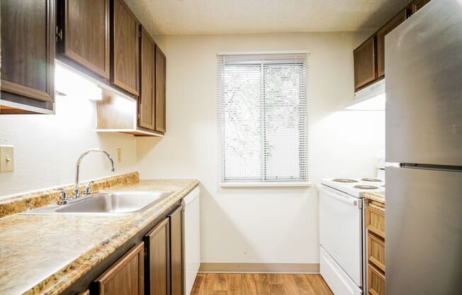 3 beds, 1 bath, 950 sqft, $1,620, Unit C-08