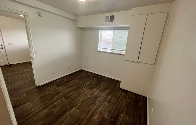 1 bed, 1 bath, 430 sqft, $895, Unit 1-32