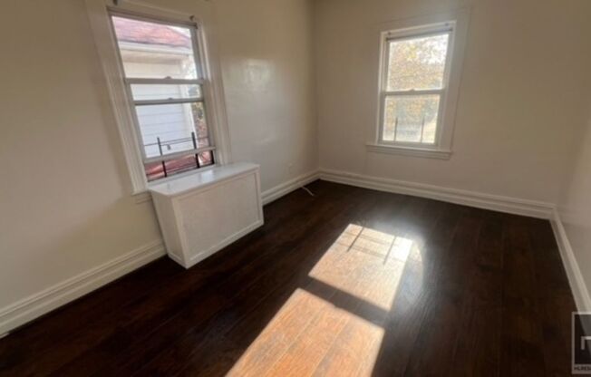 2 beds, 1 bath, $2,400, Unit 2