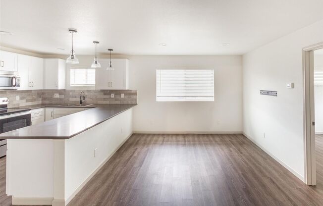 4912 Gaston