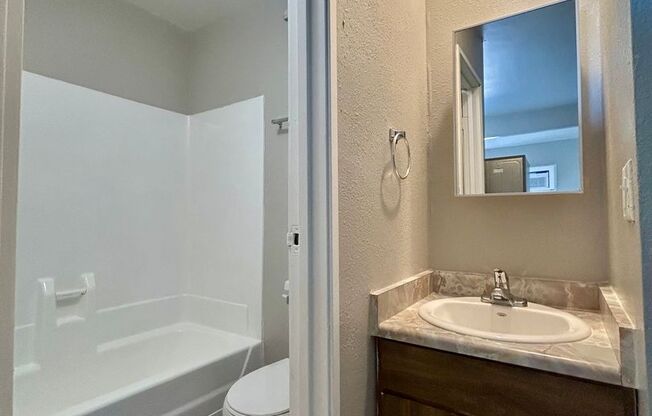 Studio, 1 bath, 400 sqft, $995, Unit 7