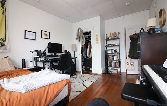 3 beds, 1 bath, $4,795, Unit 10