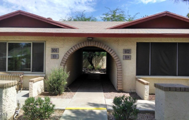 904 W MALIBU DR