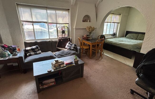 Tudor Hall~ Shadyside on the boarder of Oakland and Bloomfield~ convenient walkable location