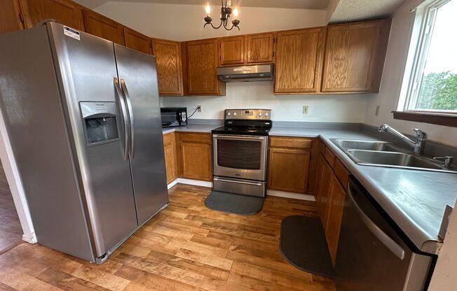 3 Bed 2 Bath Home Minutes From Fort Carson, Schriever, and Peterson Space Force Base!!