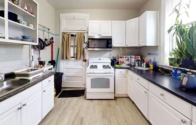 1 bed, 1 bath, 925 sqft, $2,300, Unit 1337 3A