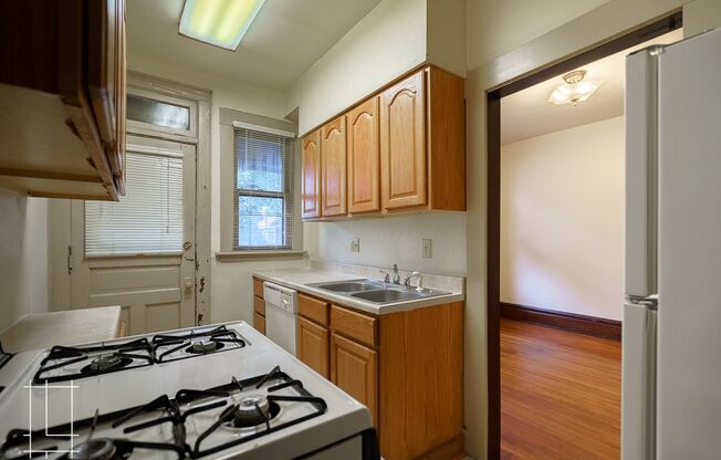 2 beds, 1 bath, $1,285, Unit 441 Alden Ave