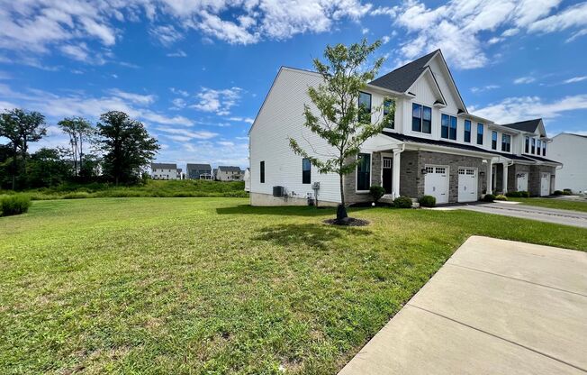 Gorgeous 3-Bedroom Townhome with Garage in Cheltenham! Available NOW!