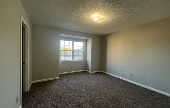 3 beds, 1.5 baths, $995, Unit Apt E