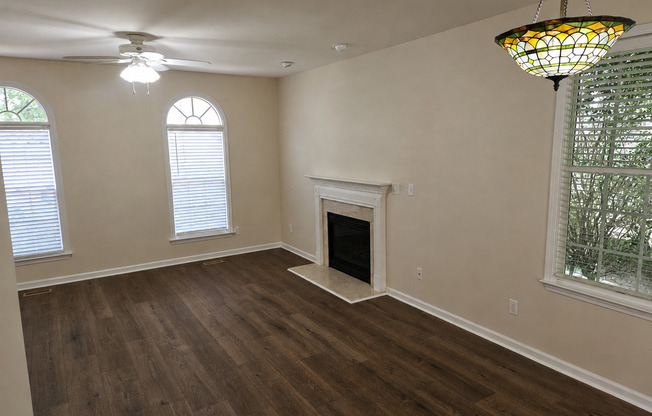 Incredible end unit townhome!! 3br/2.5ba, sunroom, great schools!! Available Now!