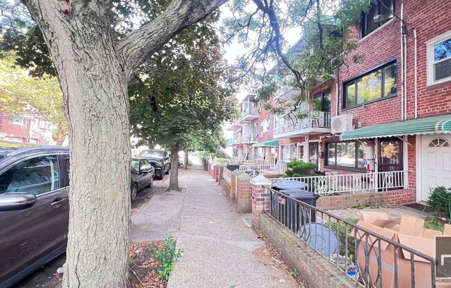 2070 E 55 ST