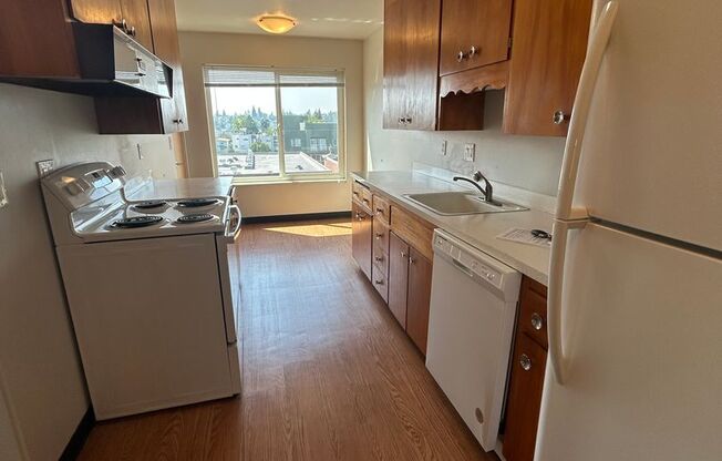 3 beds, 2 baths, 1,390 sqft, $2,995, Unit 402