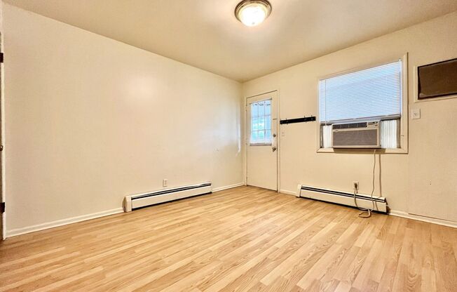 3 beds, 1 bath, $1,595, Unit 29th 2252 #4