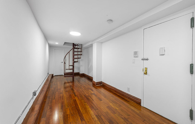 316 W 19 ST