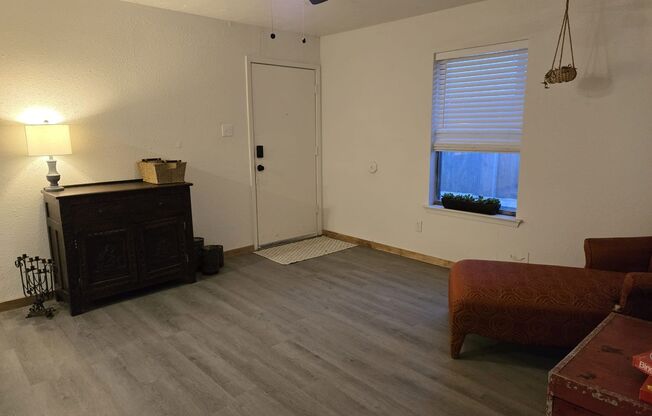 Super cute and recently remodeled duplex -walking distance to Magnolia