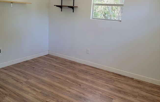 Adorable & Spacious 2/1 in Weeki Wachee!!!