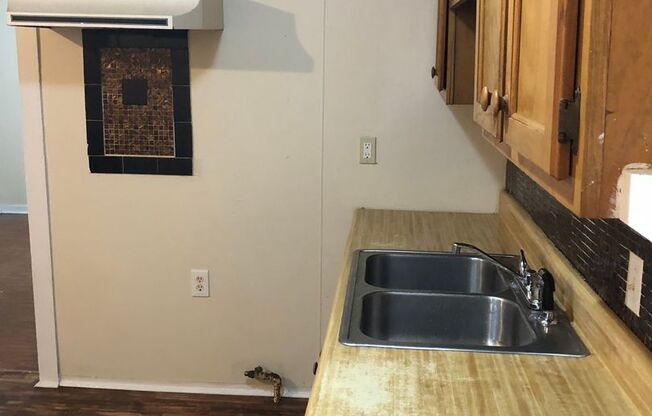 3 beds, 1 bath, $850