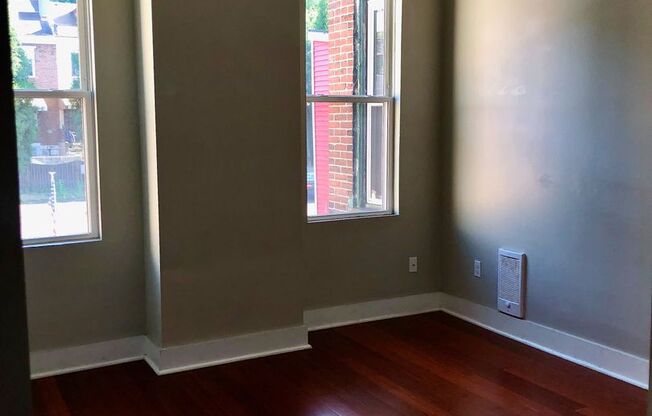 *** Southside Flats Apartment * Spacious * Renovated * Pet Friendly * Walk to E. Carson St. * Available Now ***