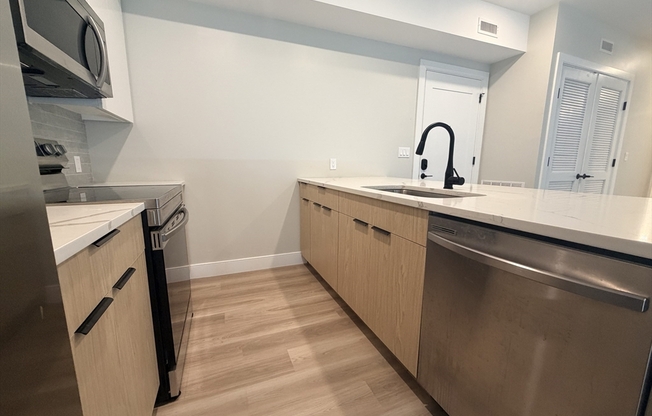 2 beds, 2 baths, 935 sqft, $3,700, Unit 302
