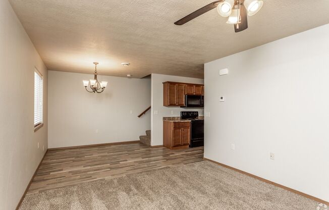 3 beds, 2.5 baths, 1,260 sqft, $1,640, Unit 6800-04