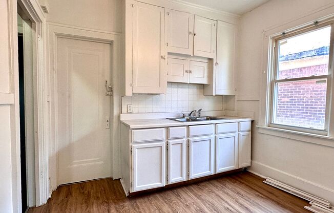 4 beds, 1 bath, $1,000, Unit 3279 Calvert St - Upper