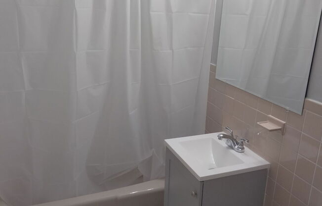 2 beds, 1 bath, 750 sqft, $1,770, Unit C11