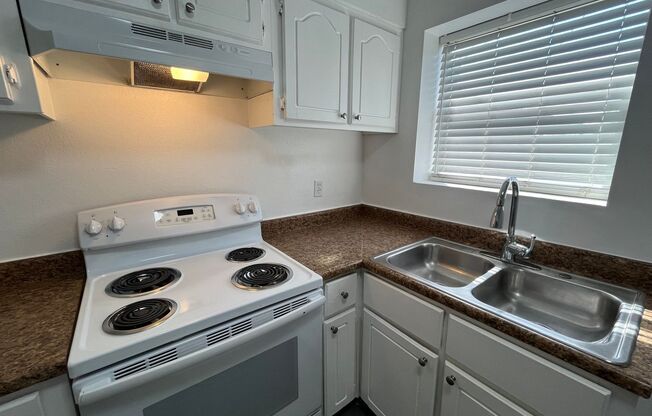 3 beds, 1 bath, 900 sqft, $1,595, Unit 01