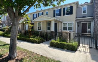Beautiful 3 Bedroom 2.5 Bathroom Townhome in Tustin