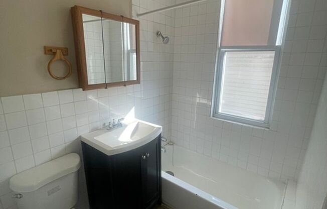 3 beds, 1 bath, $2,000, Unit 7927 # 2